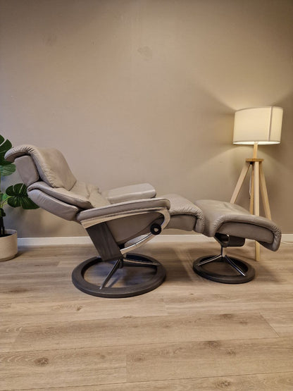 Brukt Stressless Capri signatur (M) lenestol m/krakk i grå - i interiorsetting