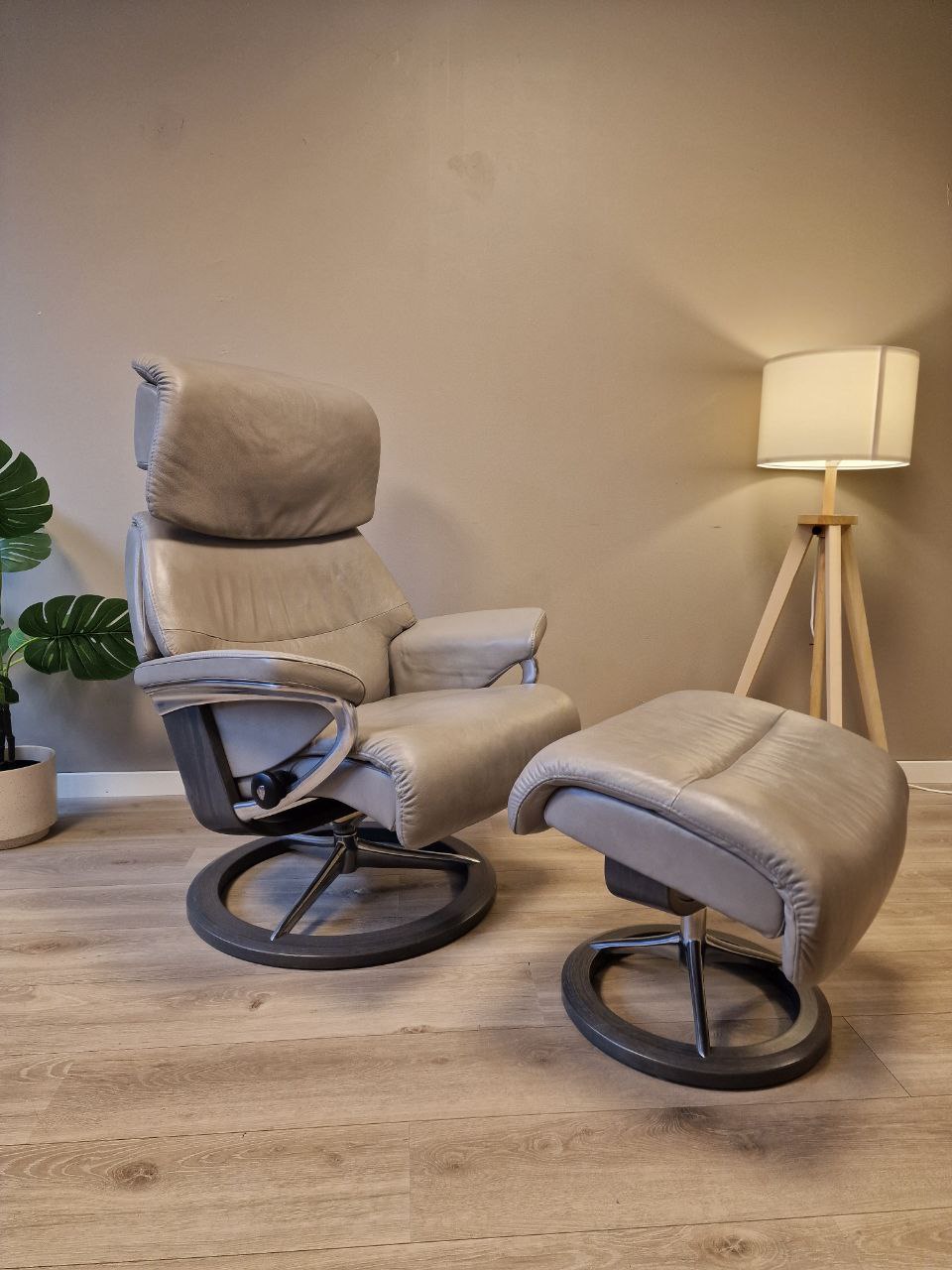 Brukt Stressless Capri signatur (M) lenestol m/krakk i grå - skravisning