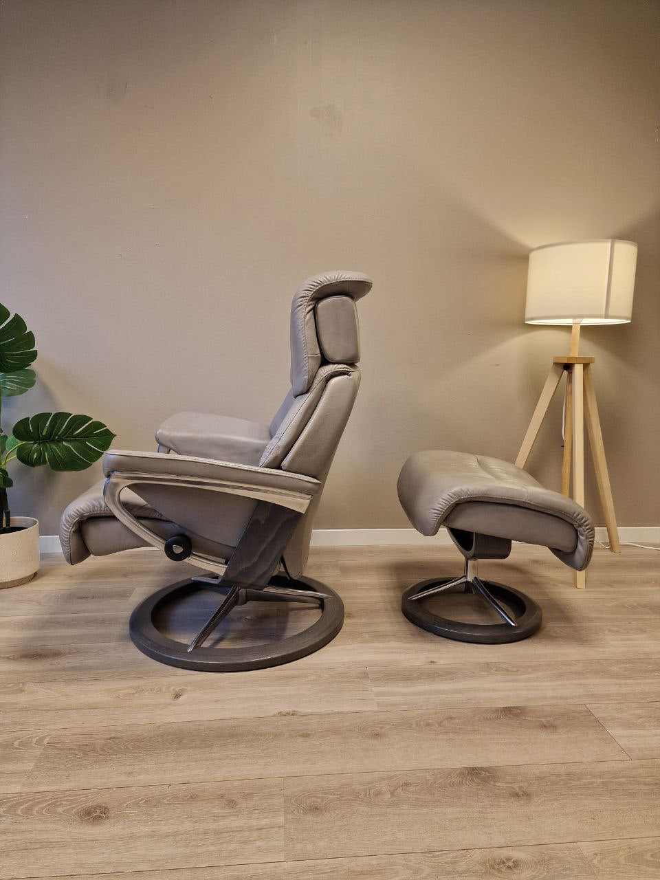 Brukt Stressless Capri signatur (M) lenestol m/krakk i grå - bakvisning
