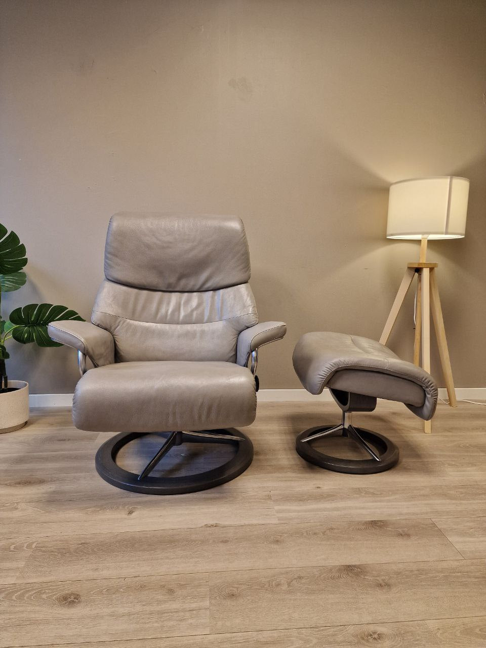 Brukt Stressless Capri signatur (M) lenestol m/krakk i grå - med krakk