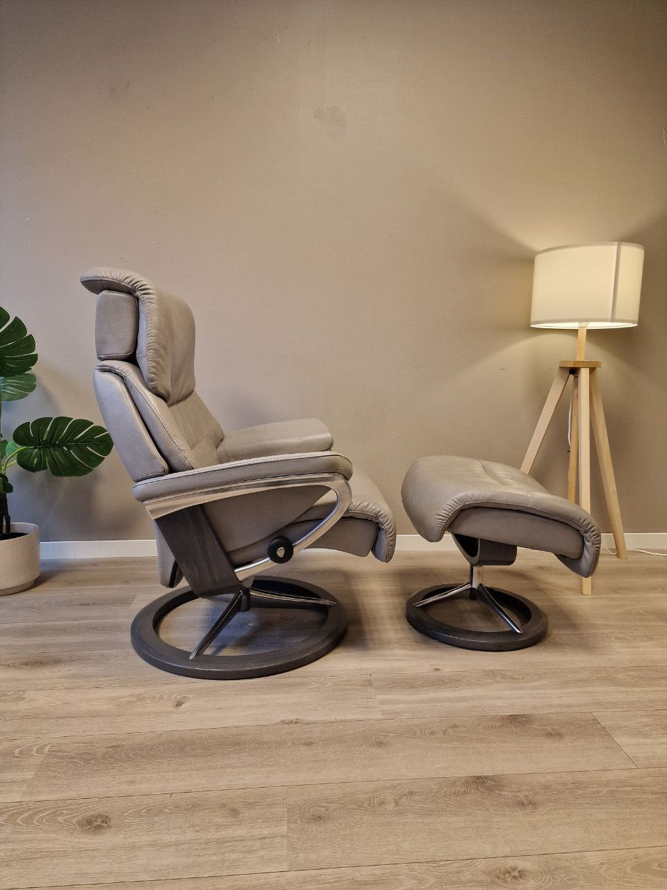 Brukt Stressless Capri signatur (M) lenestol m/krakk i grå - detaljbilde skinn