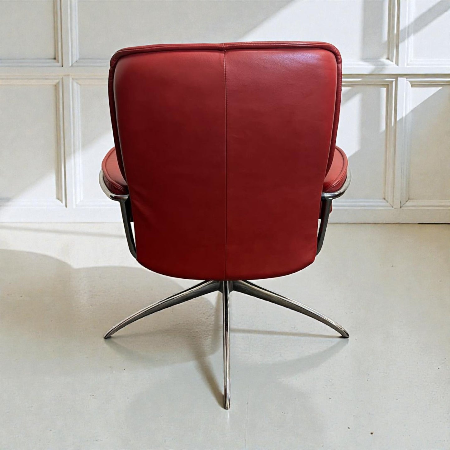 Stressless City Lav Rygg – Rød skinn lenestol | Moderne komfort | MøbelGlede