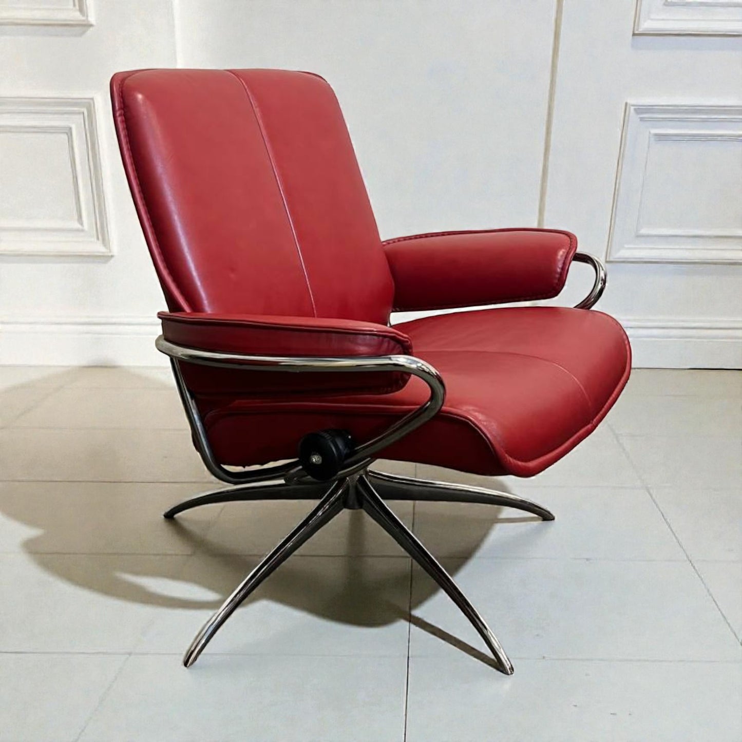 Stressless City Lav Rygg – Rød skinn lenestol | Moderne komfort | MøbelGlede