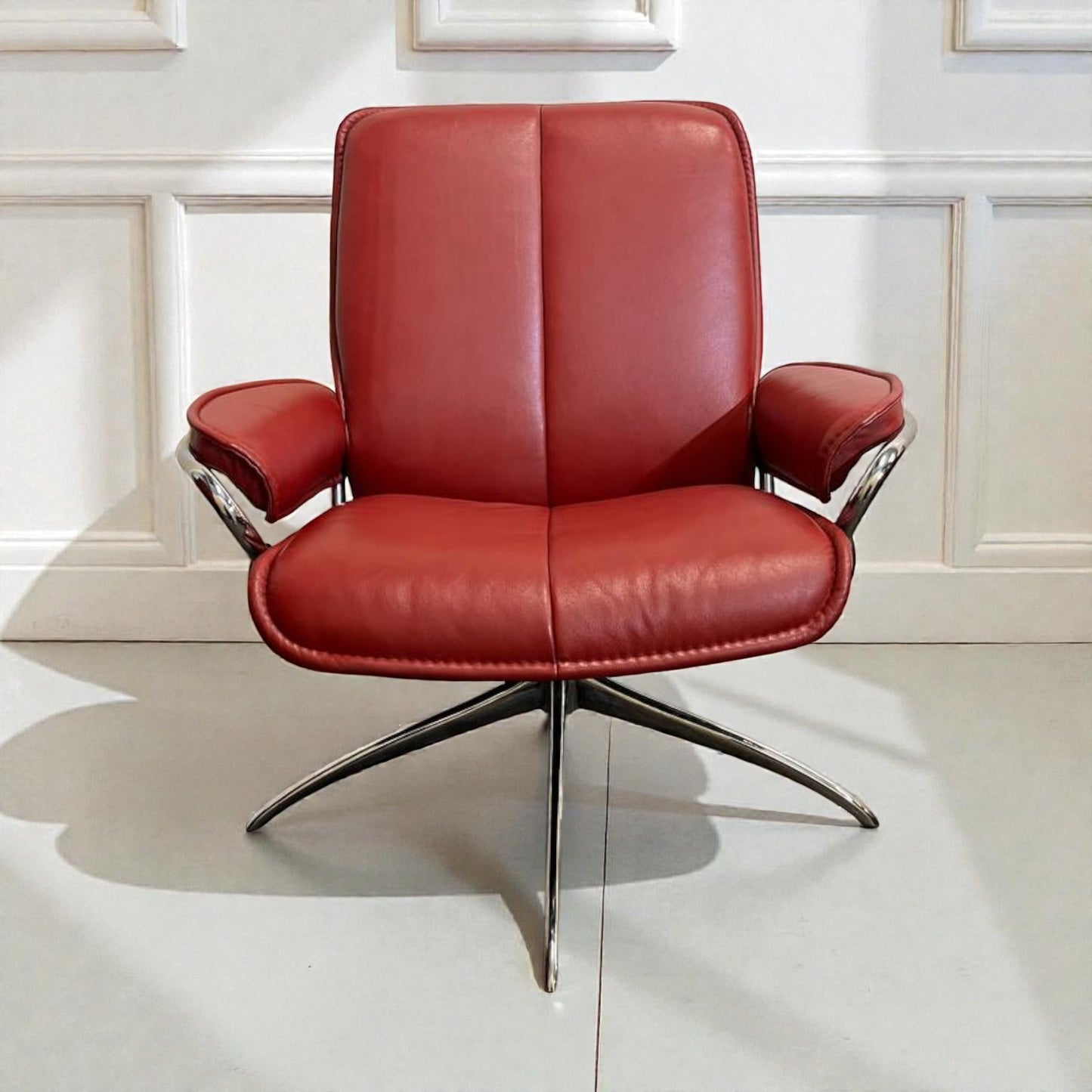 Stressless City Lav Rygg – Rød skinn lenestol | Moderne komfort | MøbelGlede