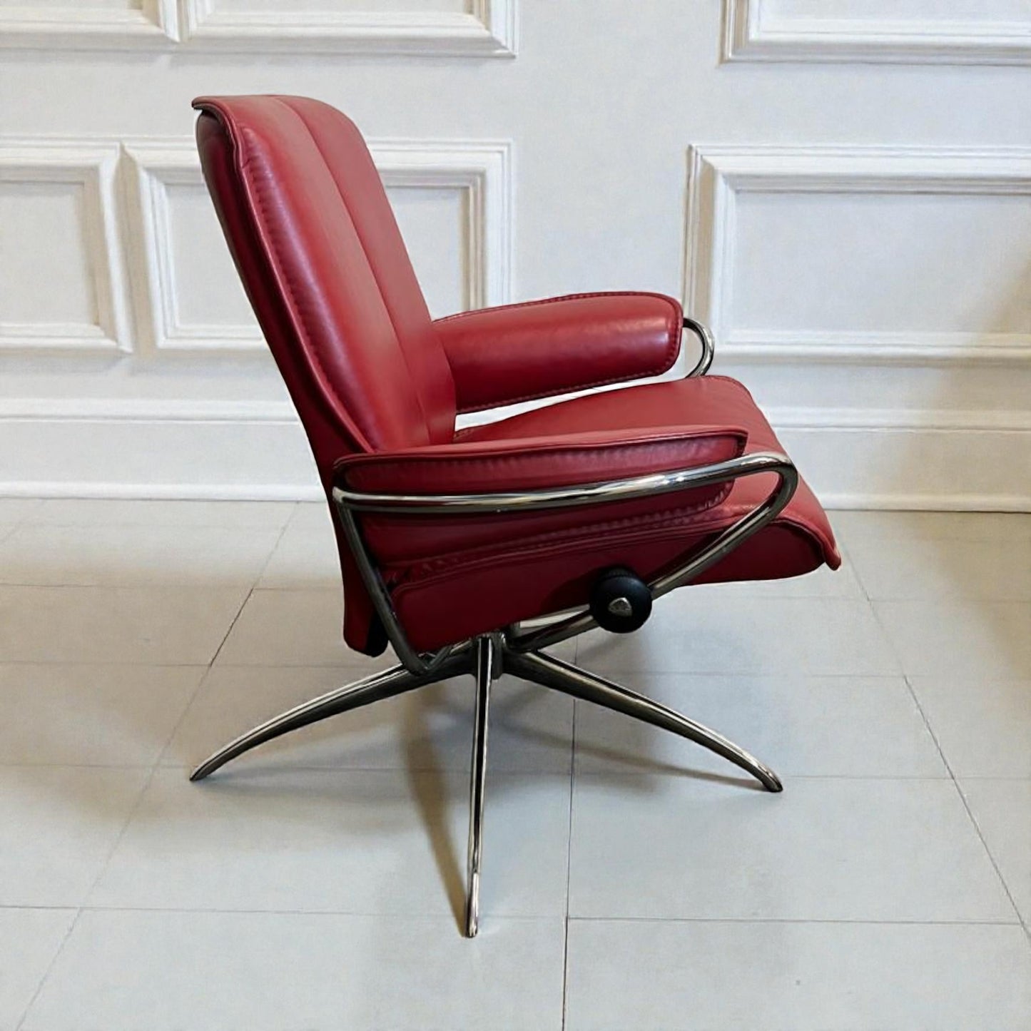 Stressless City Lav Rygg – Rød skinn lenestol | Moderne komfort | MøbelGlede