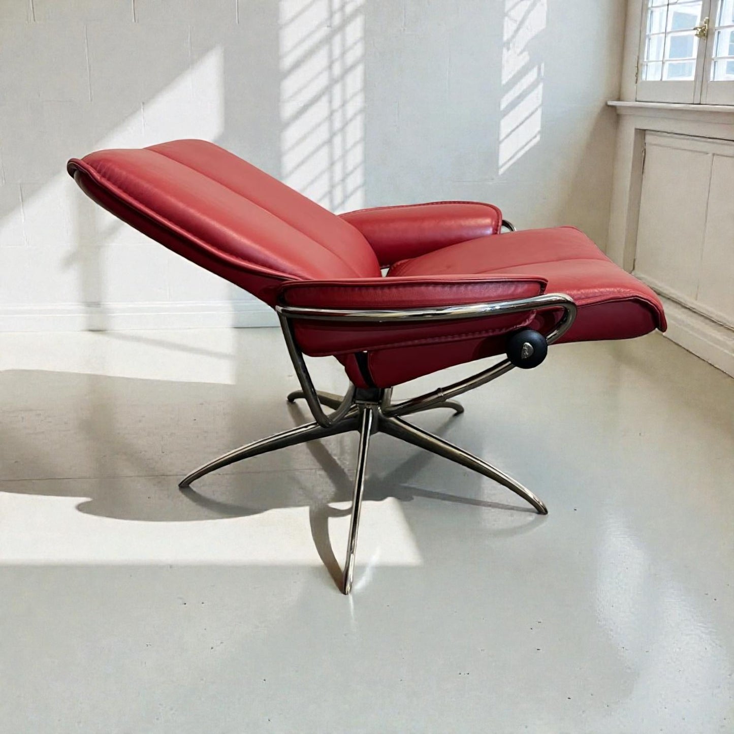 Stressless City Lav Rygg – Rød skinn lenestol | Moderne komfort | MøbelGlede