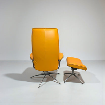 Stressless City Star lenestol med krakk – Oransje skinn | Ekornes | MøbelGlede