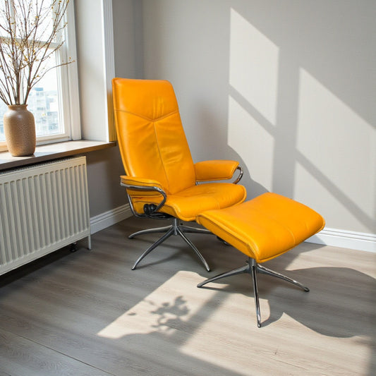 Stressless City Star lenestol med krakk – Oransje skinn | Ekornes | MøbelGlede