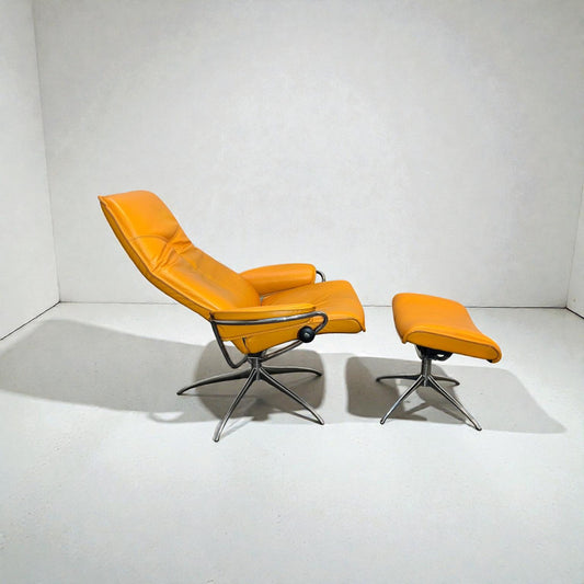 Stressless City Star lenestol med krakk – Oransje skinn | Ekornes | MøbelGlede
