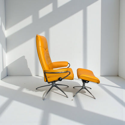 Stressless City Star lenestol med krakk – Oransje skinn | Ekornes | MøbelGlede