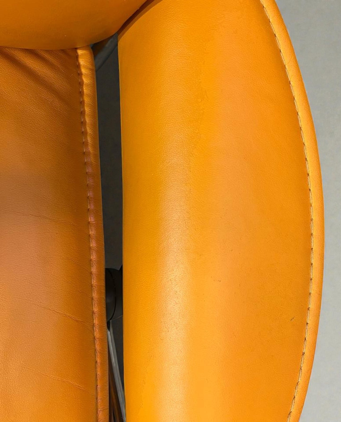 Stressless City Star lenestol med krakk – Oransje skinn | Ekornes | MøbelGlede