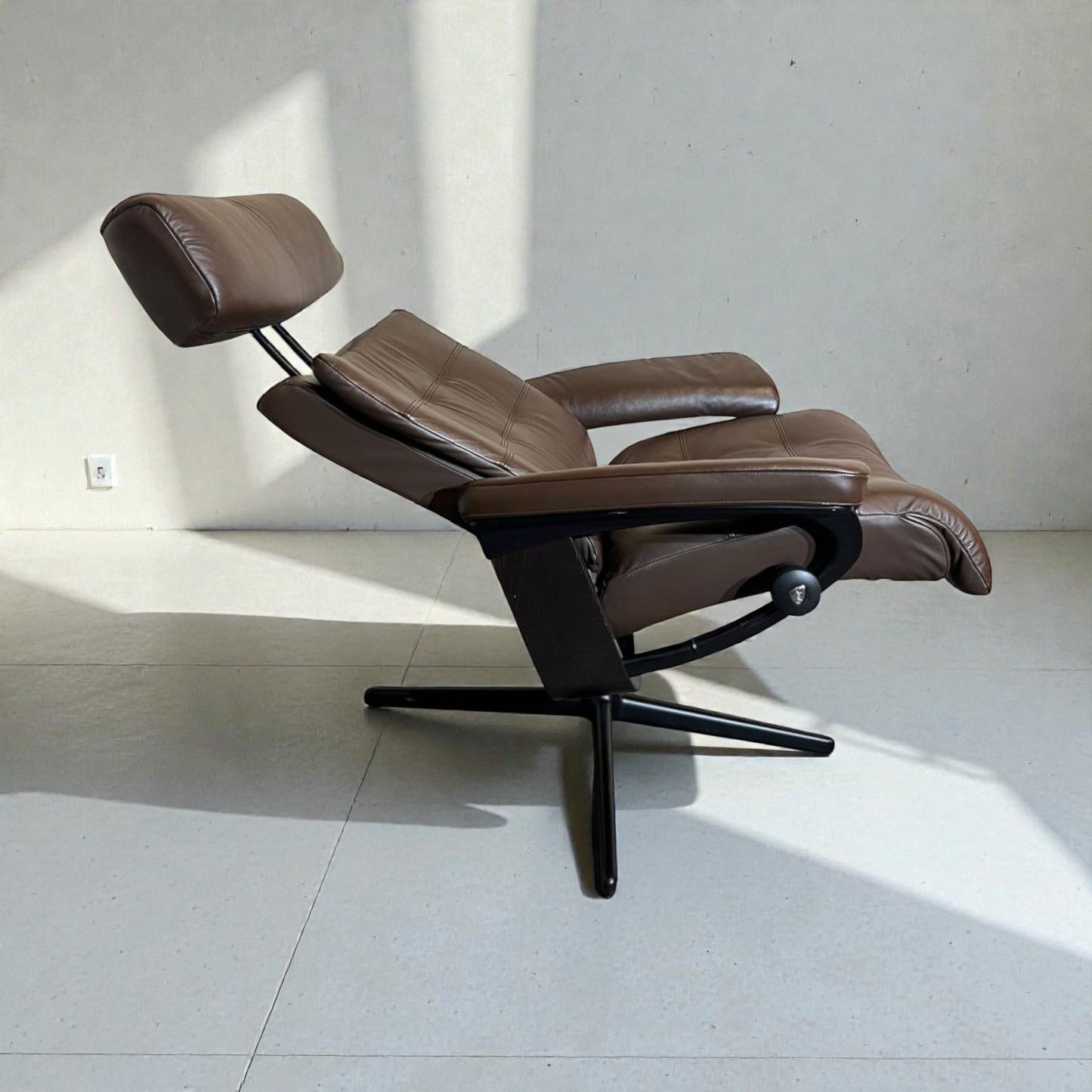 Stressless Erik lenestol med krakk i skinn – Høy Kvalitet | MøbelGlede