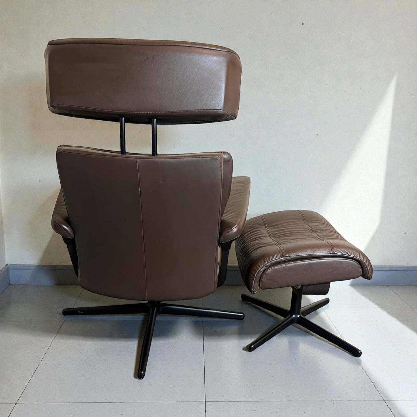 Stressless Erik lenestol med krakk i skinn – Høy Kvalitet | MøbelGlede