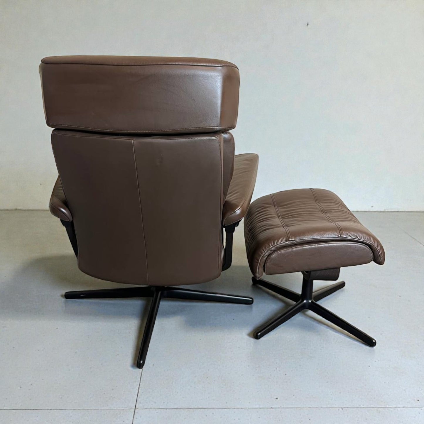 Stressless Erik lenestol med krakk i skinn – Høy Kvalitet | MøbelGlede