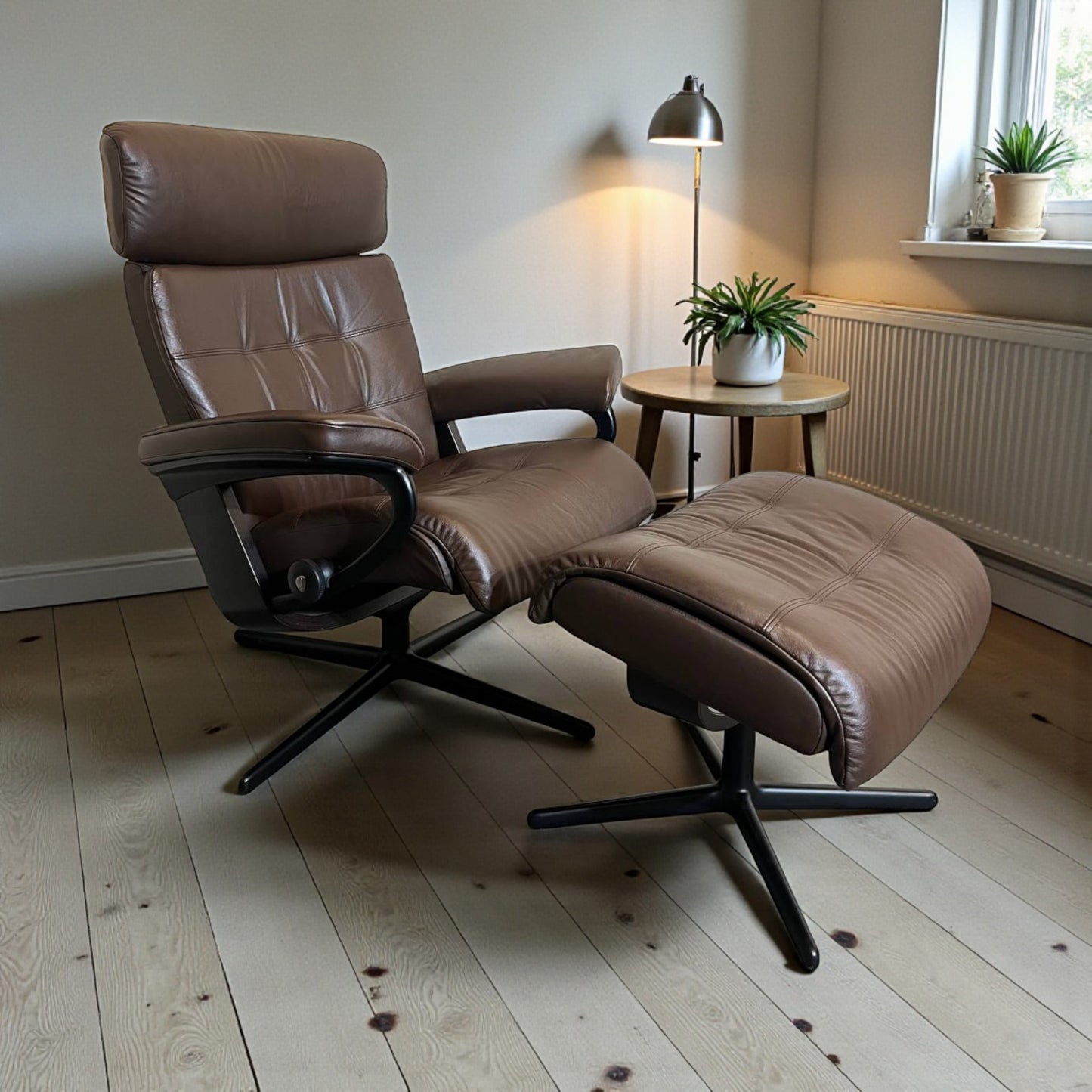 Stressless Erik lenestol med krakk i skinn – Høy Kvalitet | MøbelGlede