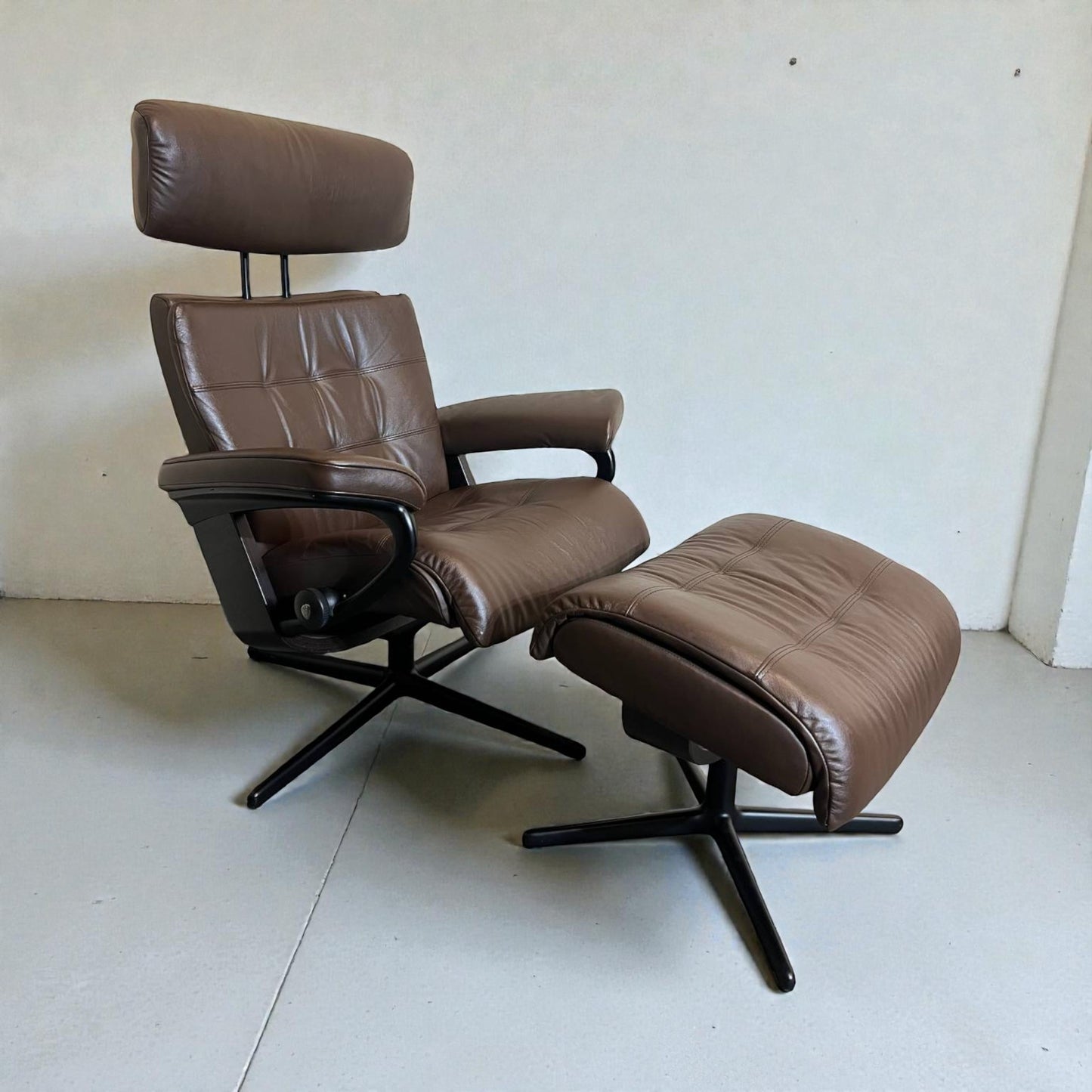 Stressless Erik lenestol med krakk i skinn – Høy Kvalitet | MøbelGlede