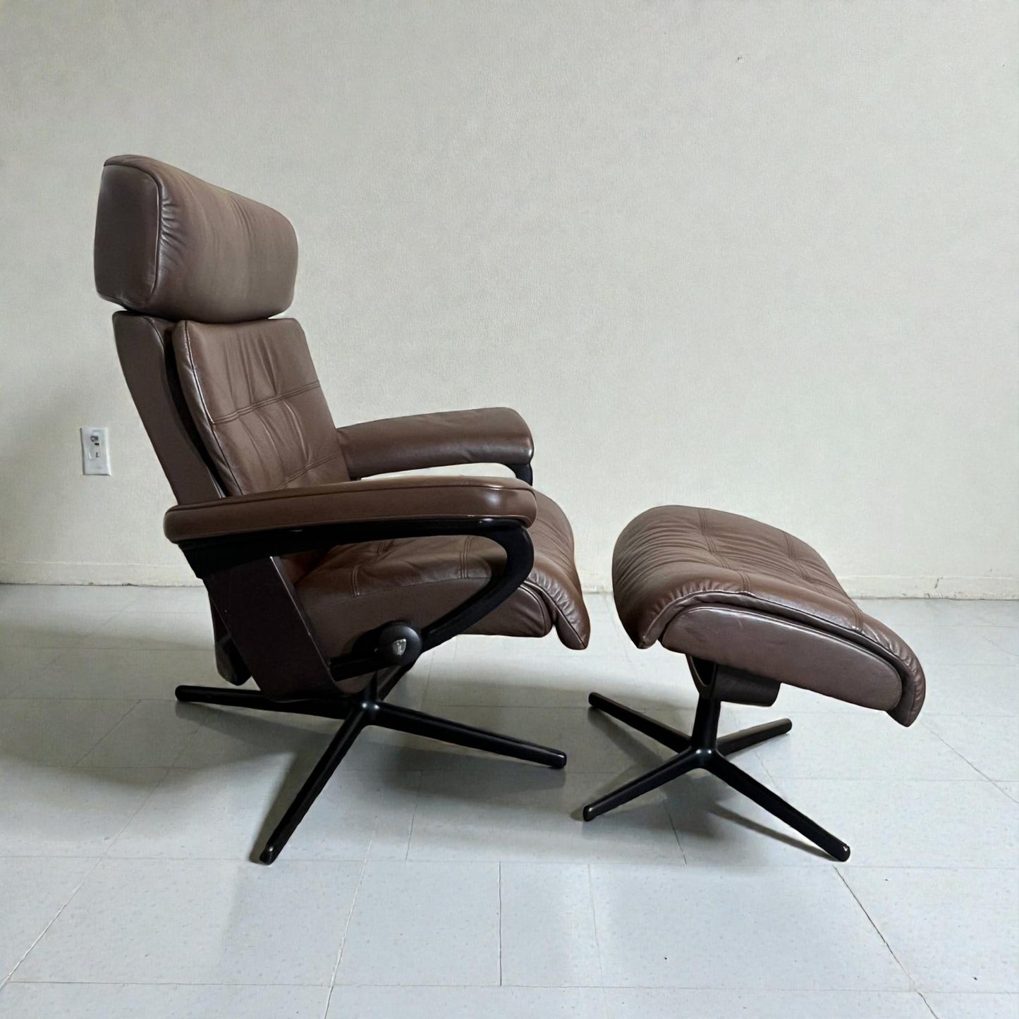 Stressless Erik lenestol med krakk i skinn – Høy Kvalitet | MøbelGlede