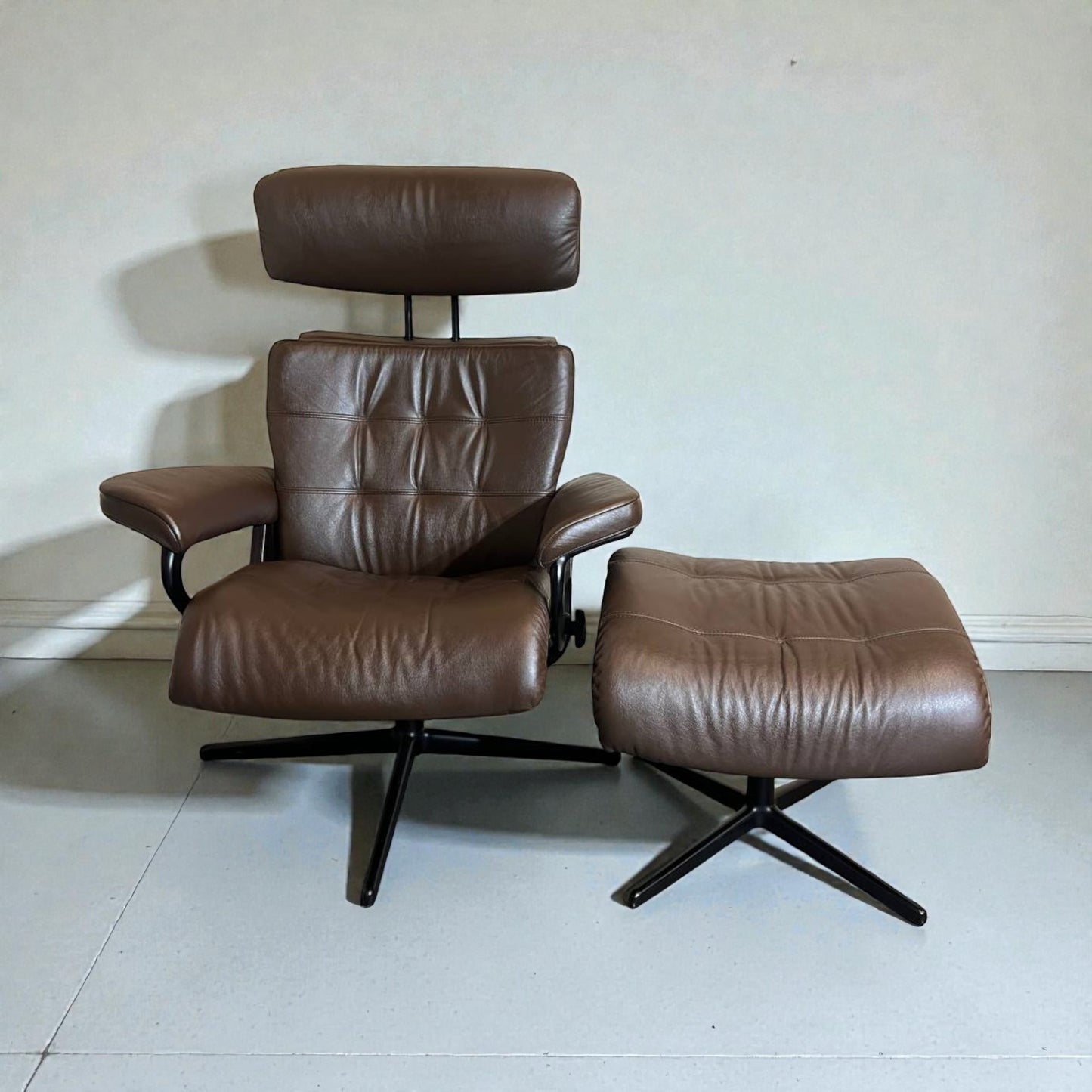 Stressless Erik lenestol med krakk i skinn – Høy Kvalitet | MøbelGlede