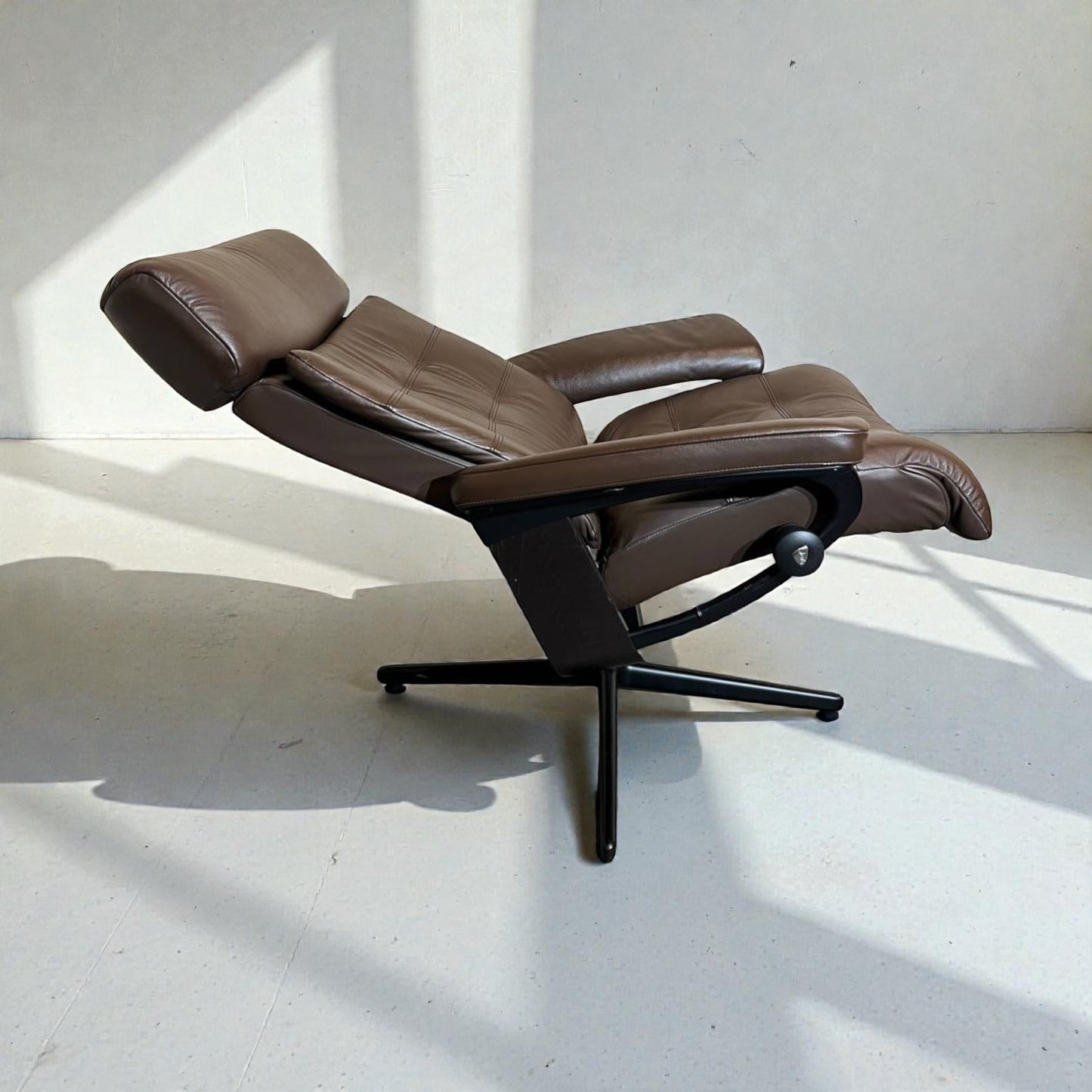 Stressless Erik lenestol med krakk i skinn – Høy Kvalitet | MøbelGlede