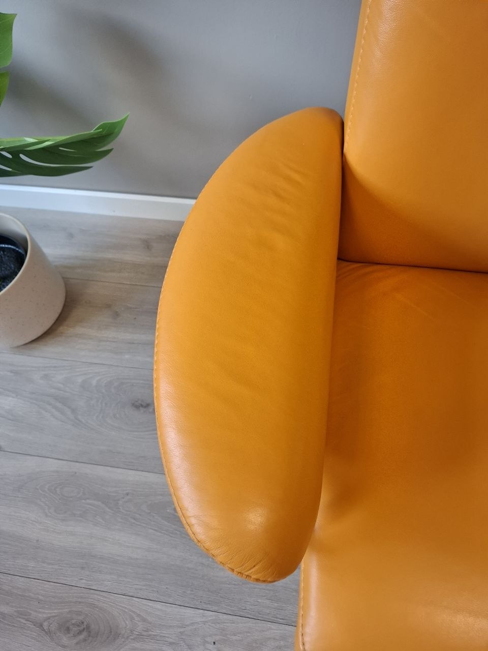 PENT BRUKT | Stressless Jazz (M) lenestol med krakk i oransje - ikonisk modell