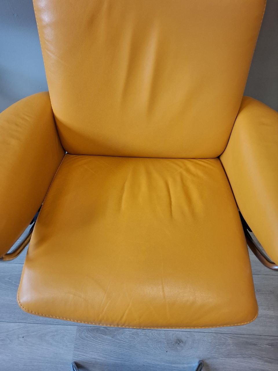 PENT BRUKT | Stressless Jazz (M) lenestol med krakk i oransje - ikonisk modell