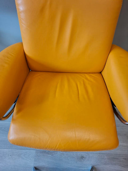 PENT BRUKT | Stressless Jazz (M) lenestol med krakk i oransje - ikonisk modell