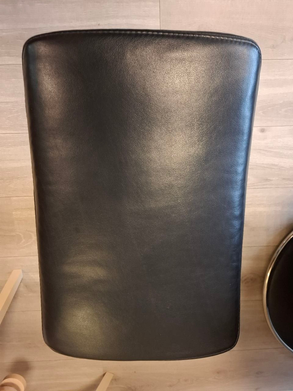 Stressless Jazz (M) lenestol m/krakk i svart skinn