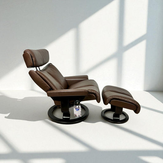 Stressless Magic L lenestol med krakk – Brun skinn | MøbelGlede