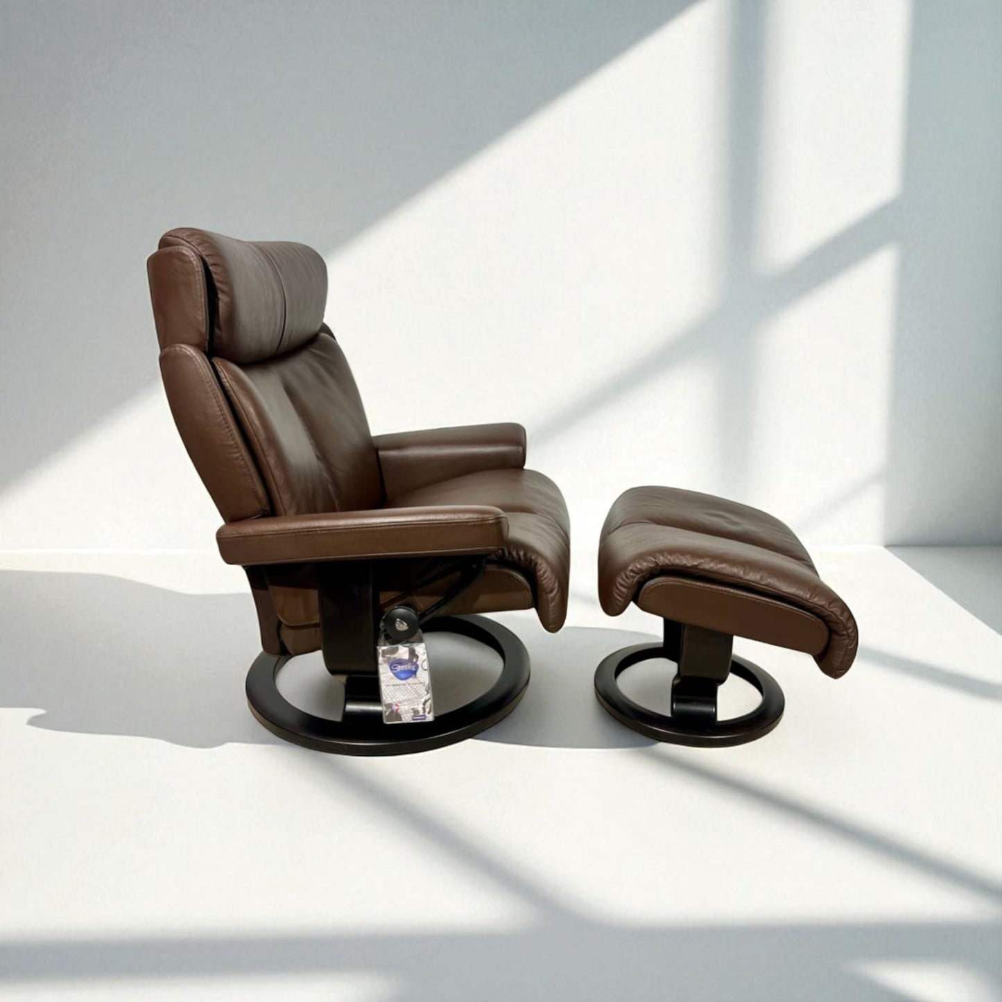 Stressless Magic L lenestol med krakk – Brun skinn | MøbelGlede