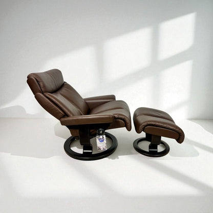 Stressless Magic L lenestol med krakk – Brun skinn | MøbelGlede