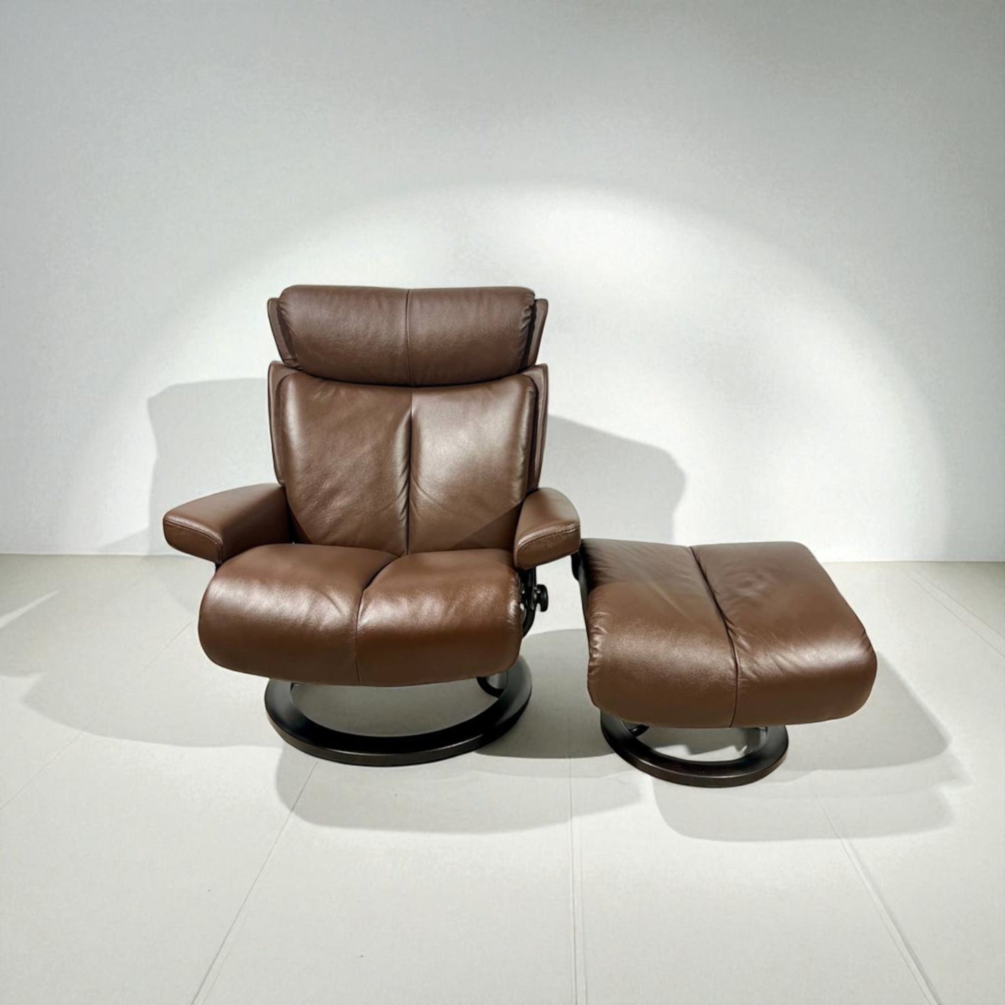 Stressless Magic L lenestol med krakk – Brun skinn | MøbelGlede