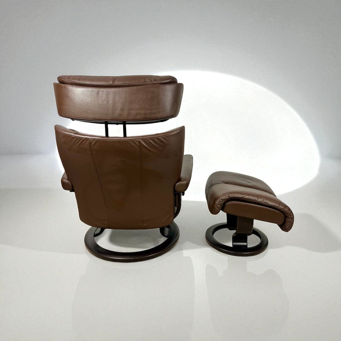 Stressless Magic L lenestol med krakk – Brun skinn | MøbelGlede