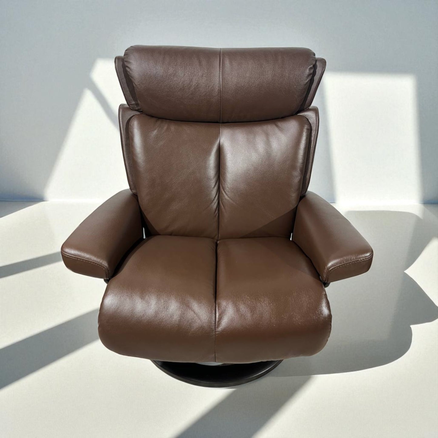 Stressless Magic L lenestol med krakk – Brun skinn | MøbelGlede