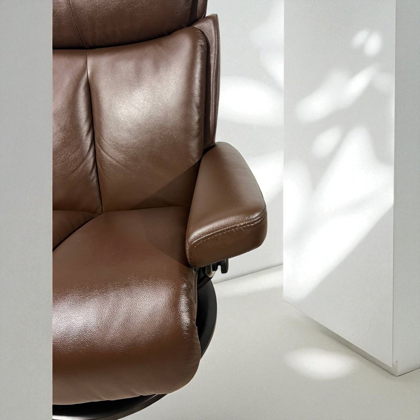 Stressless Magic L lenestol med krakk – Brun skinn | MøbelGlede
