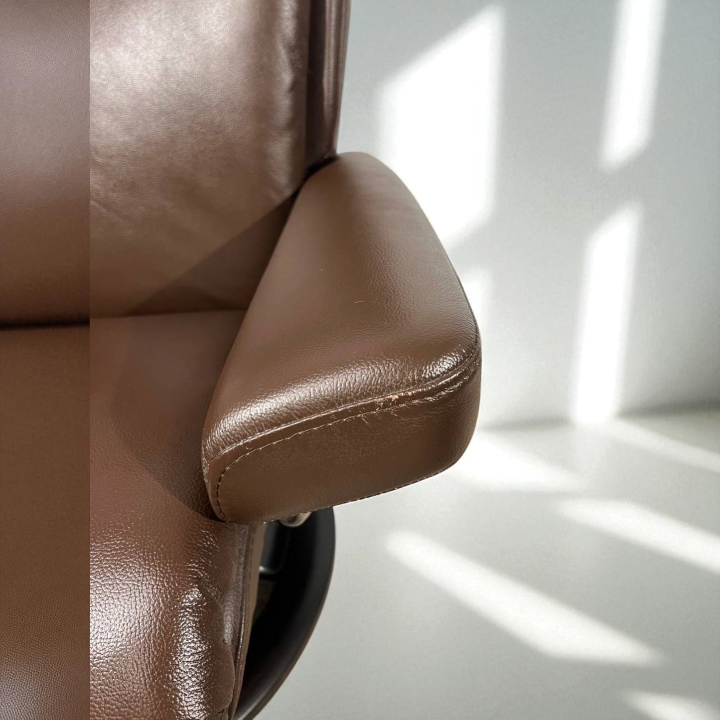 Stressless Magic L lenestol med krakk – Brun skinn | MøbelGlede