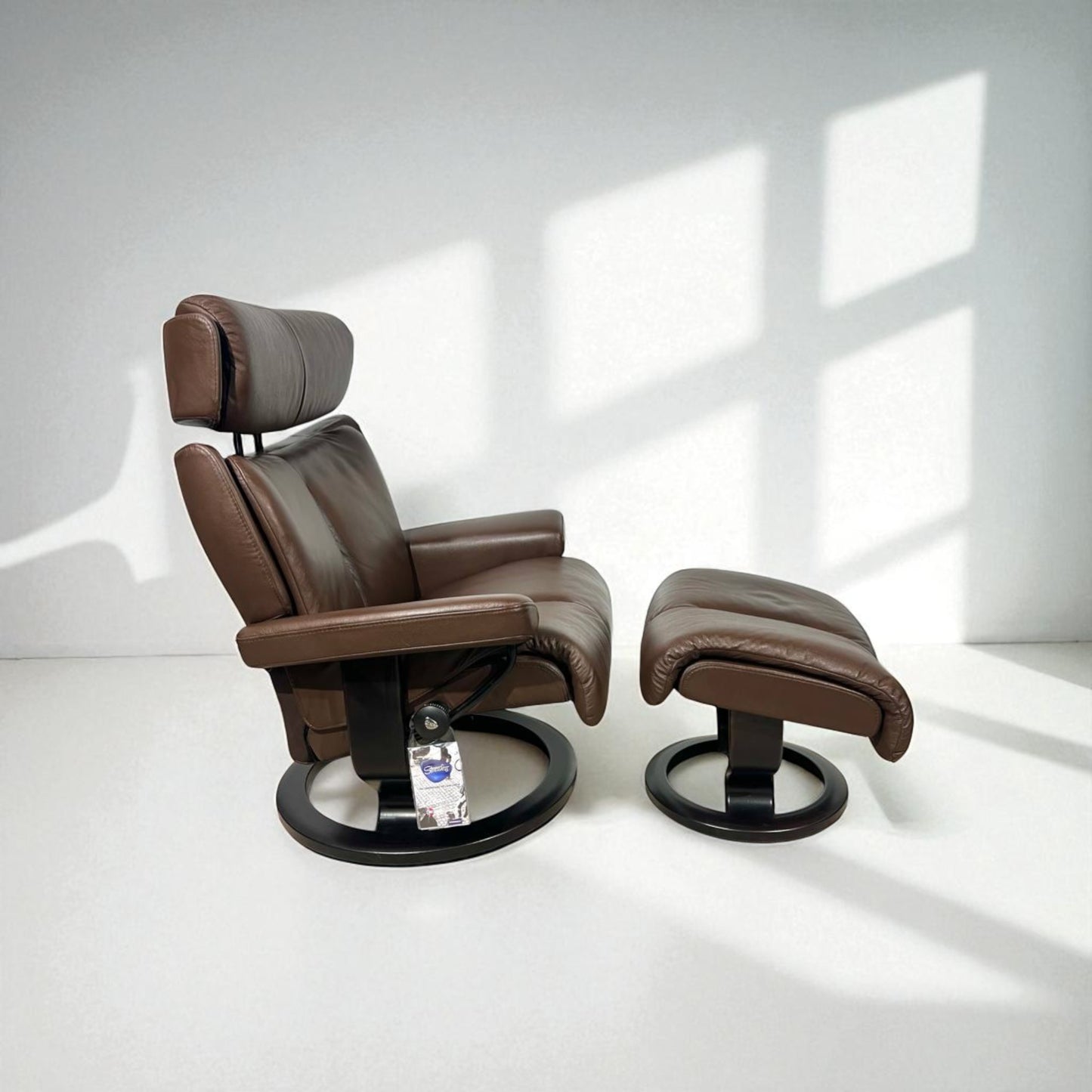 Stressless Magic L lenestol med krakk – Brun skinn | MøbelGlede