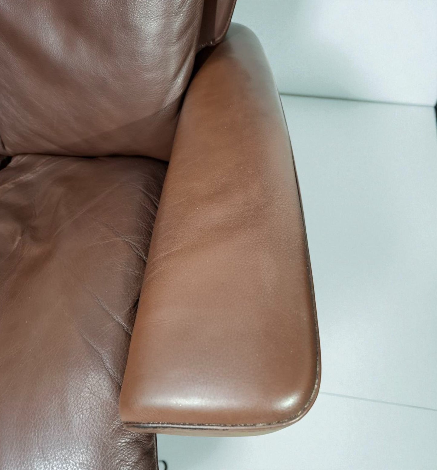 Stressless Magic lenestol (L) i brunt skinn med krakk – Ekornes kvalitet | MøbelGlede
