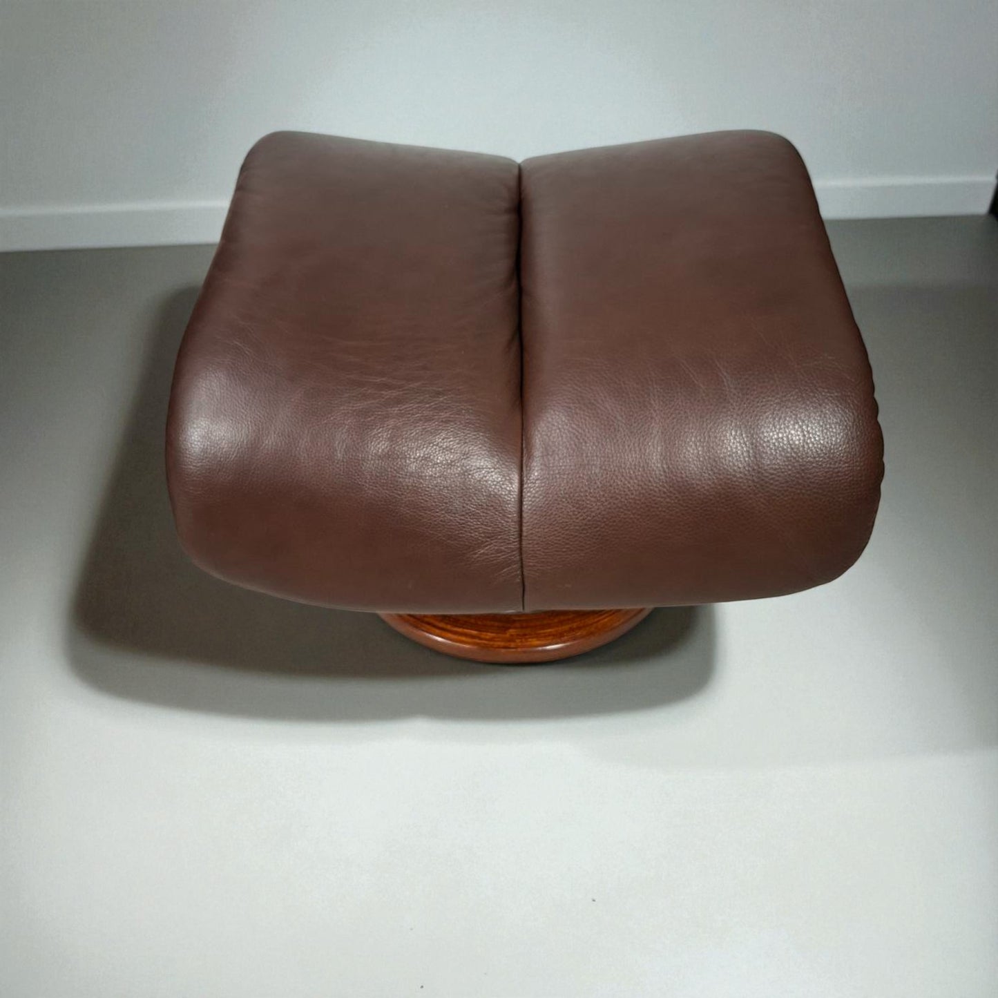 Stressless Magic lenestol (L) i brunt skinn med krakk – Ekornes kvalitet | MøbelGlede