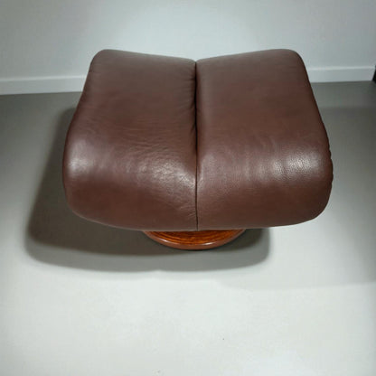 Stressless Magic lenestol (L) i brunt skinn med krakk – Ekornes kvalitet | MøbelGlede