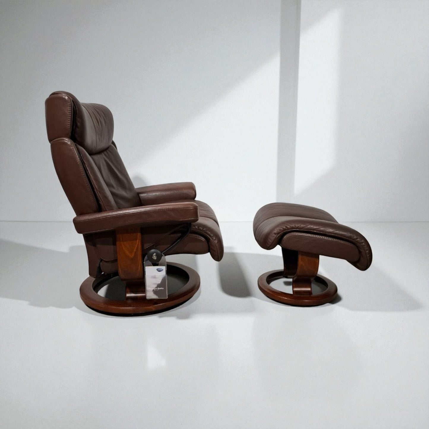 Stressless Magic lenestol (L) i brunt skinn med krakk – Ekornes kvalitet | MøbelGlede