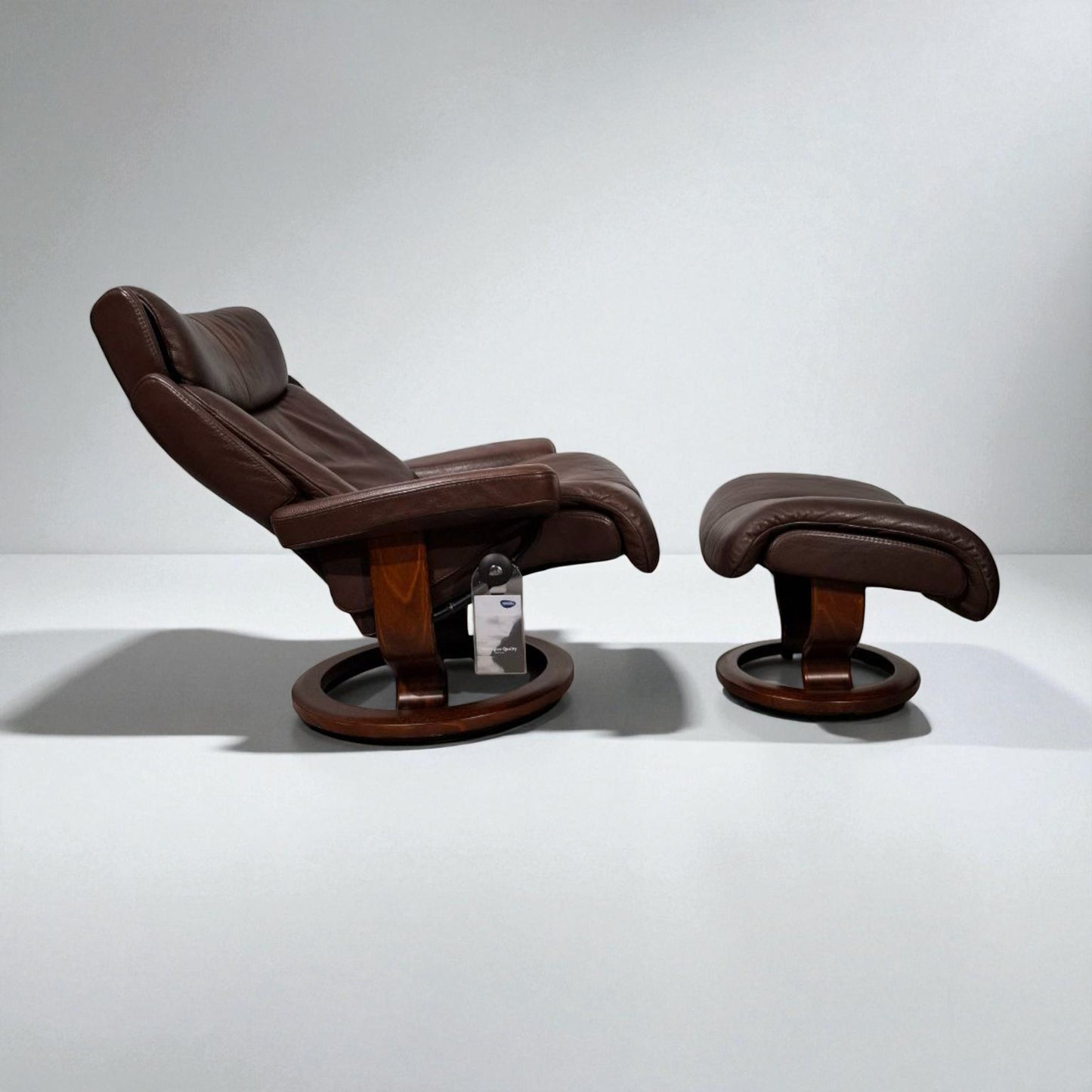 Stressless Magic lenestol (L) i brunt skinn med krakk – Ekornes kvalitet | MøbelGlede