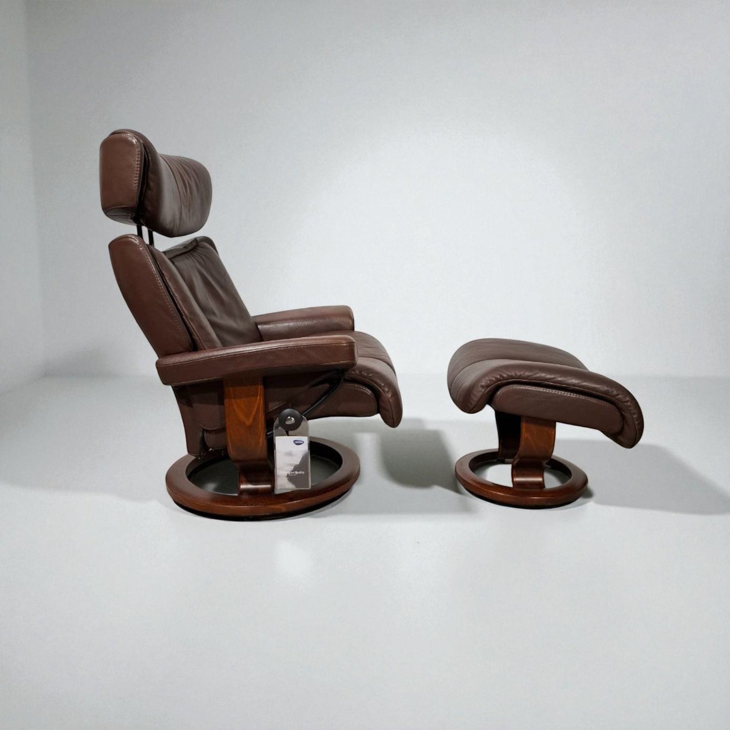 Stressless Magic lenestol (L) i brunt skinn med krakk – Ekornes kvalitet | MøbelGlede