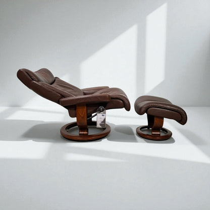 Stressless Magic lenestol (L) i brunt skinn med krakk – Ekornes kvalitet | MøbelGlede