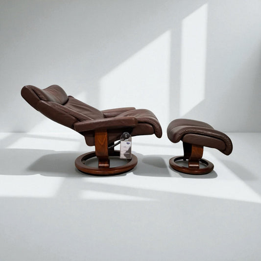 Stressless Magic lenestol (L) i brunt skinn med krakk – Ekornes kvalitet | MøbelGlede