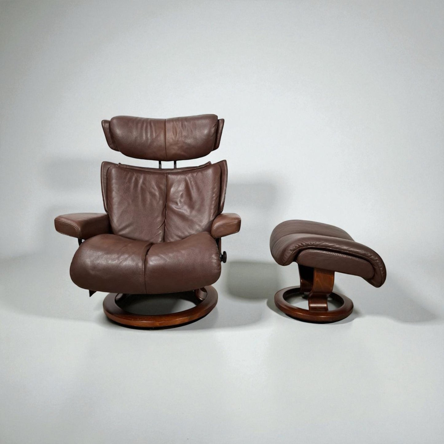 Stressless Magic lenestol (L) i brunt skinn med krakk – Ekornes kvalitet | MøbelGlede