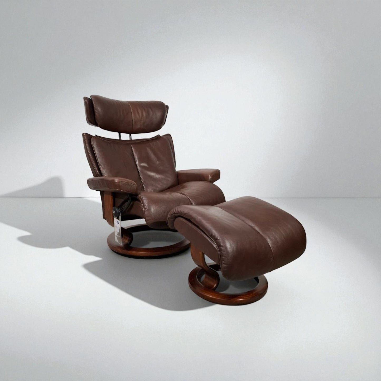 Stressless Magic lenestol (L) i brunt skinn med krakk – Ekornes kvalitet | MøbelGlede