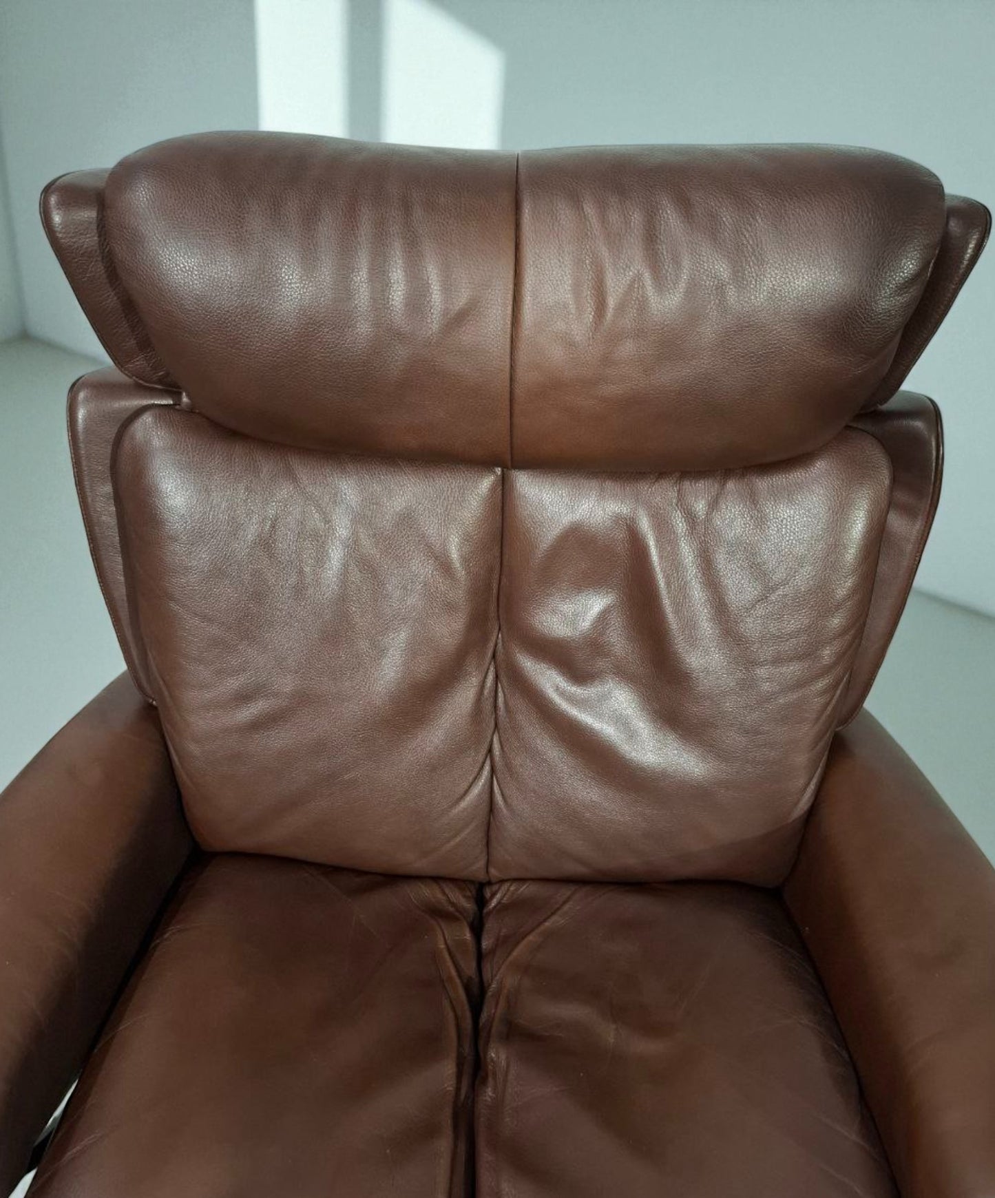 Stressless Magic lenestol (L) i brunt skinn med krakk – Ekornes kvalitet | MøbelGlede