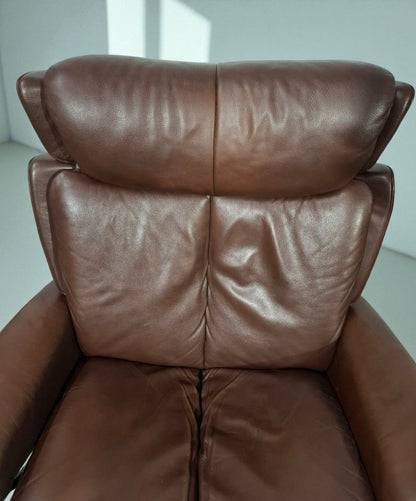 Stressless Magic lenestol (L) i brunt skinn med krakk – Ekornes kvalitet | MøbelGlede
