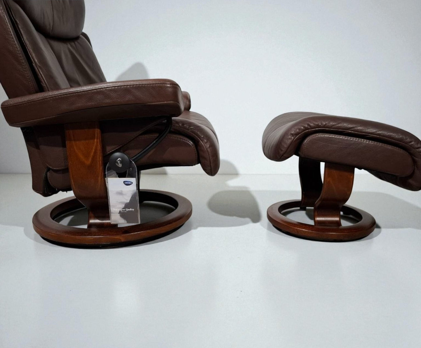 Stressless Magic lenestol (L) i brunt skinn med krakk – Ekornes kvalitet | MøbelGlede