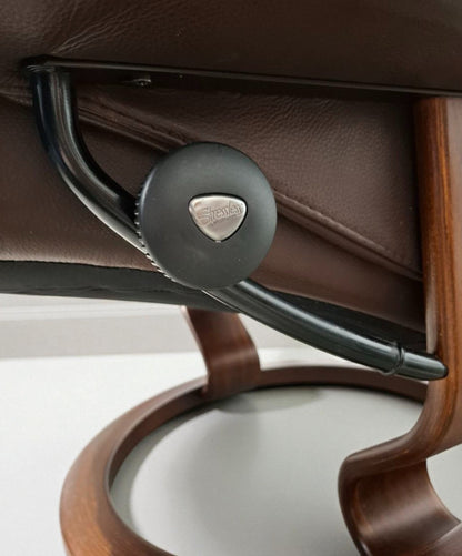 Stressless Magic lenestol (L) i brunt skinn med krakk – Ekornes kvalitet | MøbelGlede